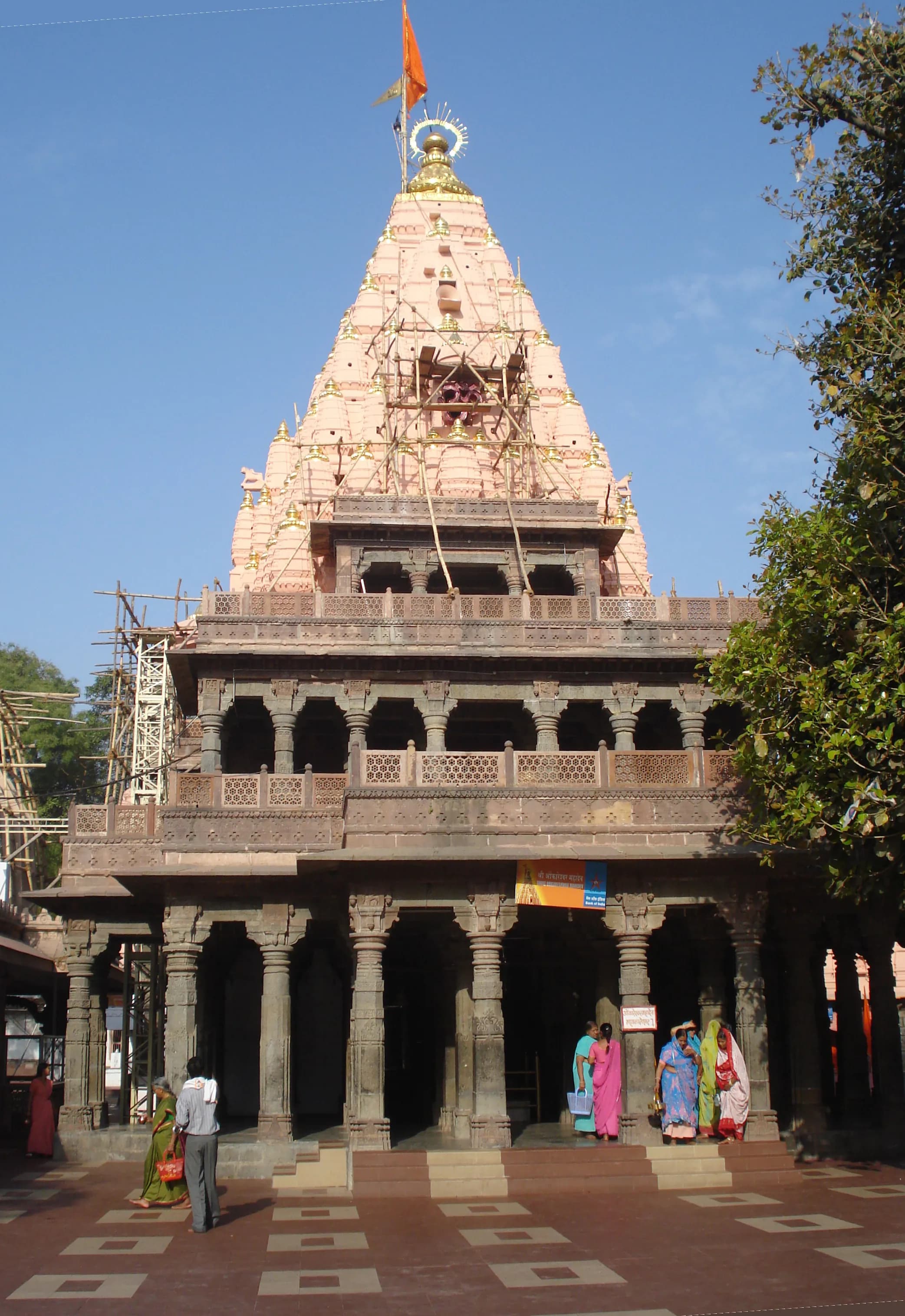 The imposing silhouette of Mahakaleshwar Jyotirlinga dominates the Ujjain skyline, a beacon drawing pilgrims and architecture enthusiasts alike. My journey from the humid shores of Chennai to the hea...