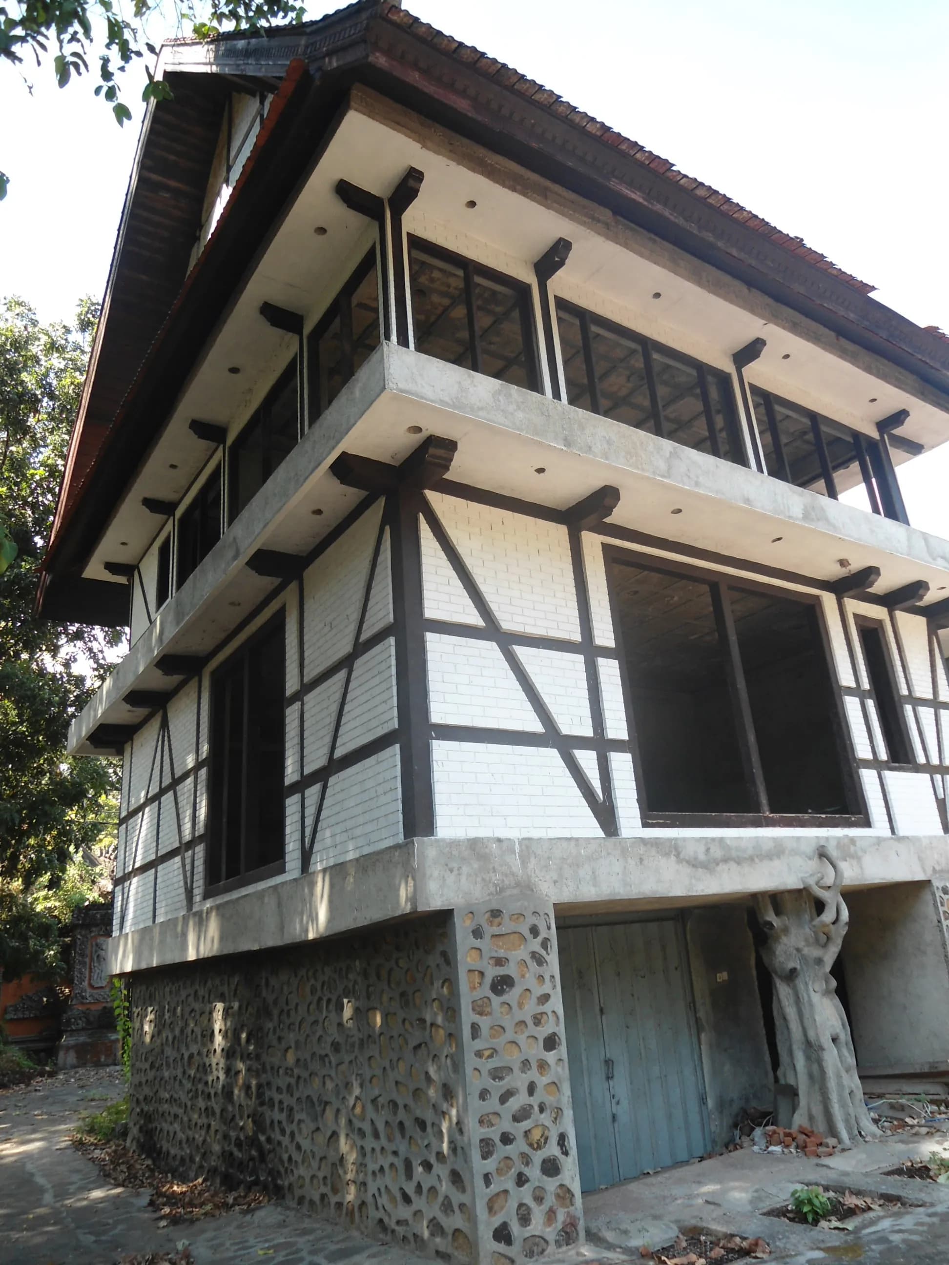 Puri Palace Puri palace in VIP Road, City, Puri (752002), Central Division, Odisha, India, Odisha - Kalinga architecture style, Nagara architecture style, Deula architecture style, Indic Temple architecture style (Eastern Ganga Period) - thumbnail