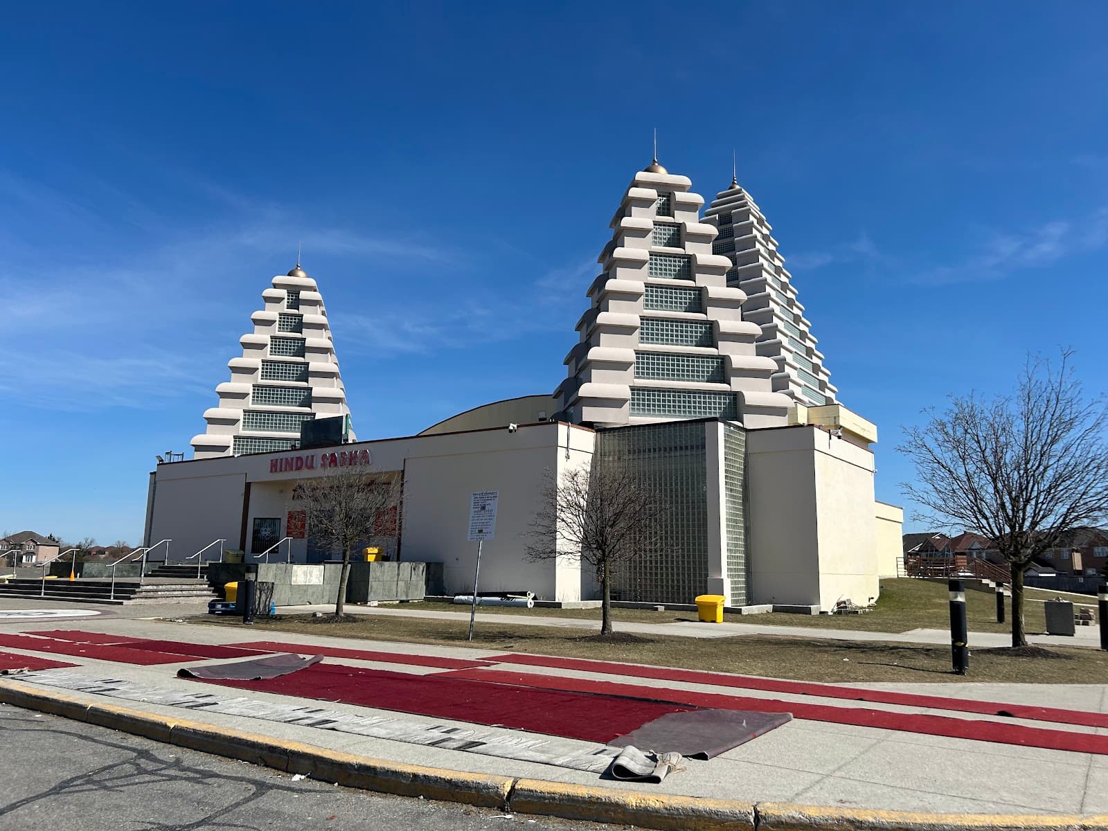 Hindu Sabha Mandir Brampton temple in The Gore Road, Brampton (L6P 0B6), Regional Municipality of Peel, Ontario, Canada, Ontario - Dravida architecture style, Indo-Canadian Hybrid architecture style, Brick architecture style, Modern Institutional architecture style (Post-Independence Period) - thumbnail