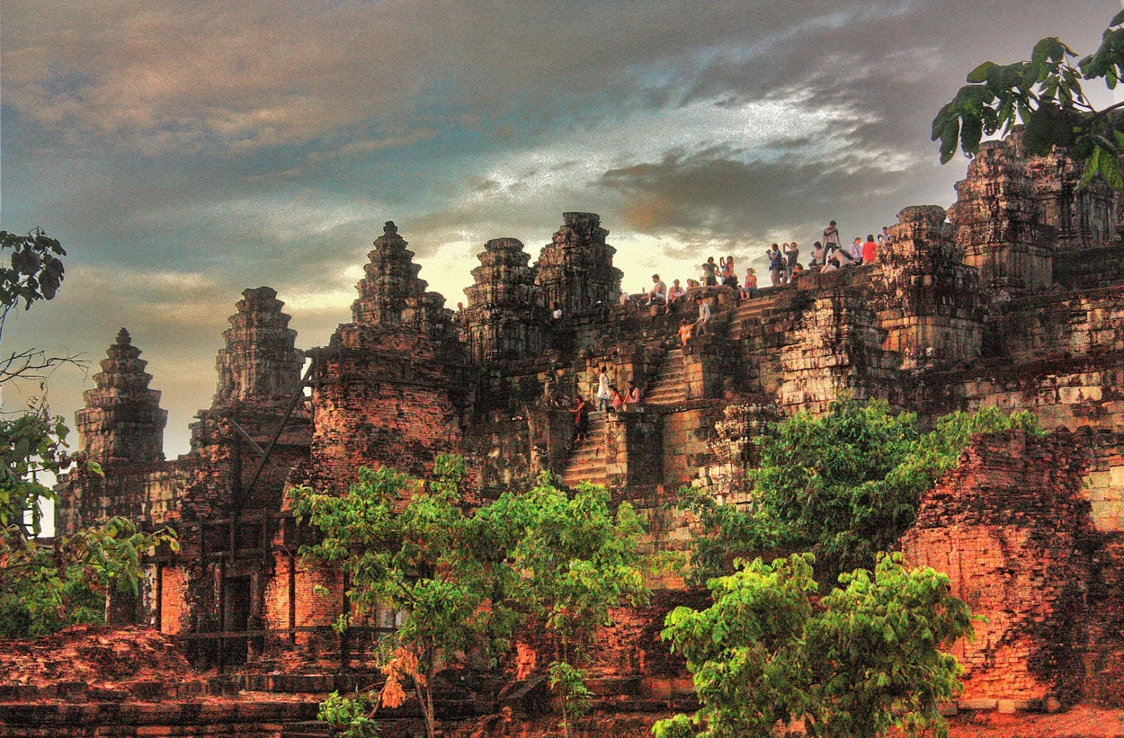 Phnom Bakheng, dramatically situated atop a natural hill approximately 1.5 kilometers northwest of Angkor Wat, represents one of the most strategically sited and cosmologically significant Hindu templ...