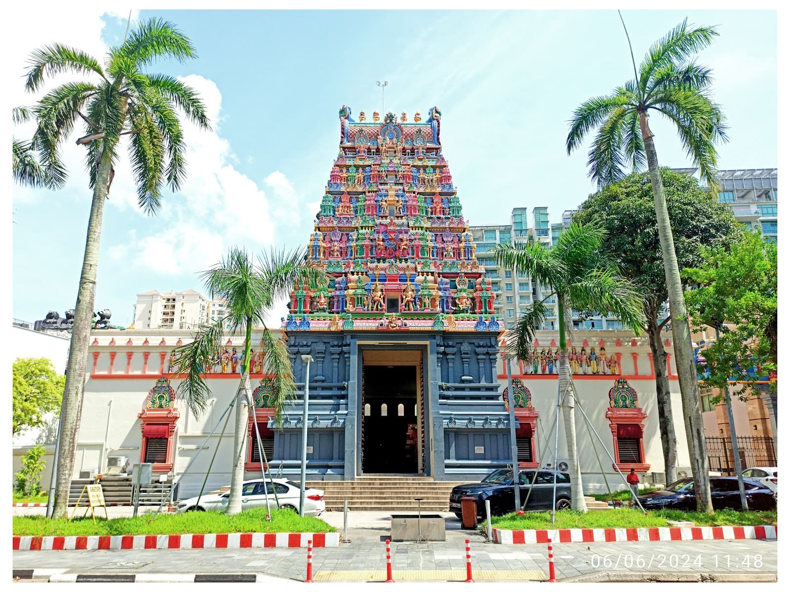 Sri Thendayuthapani Temple, built in 1859 by the Nattukottai Chettiars, anchors Tank Road as Singapore’s principal Murugan shrine and the culmination point for the annual Thaipusam kavadi pilgrimage (...